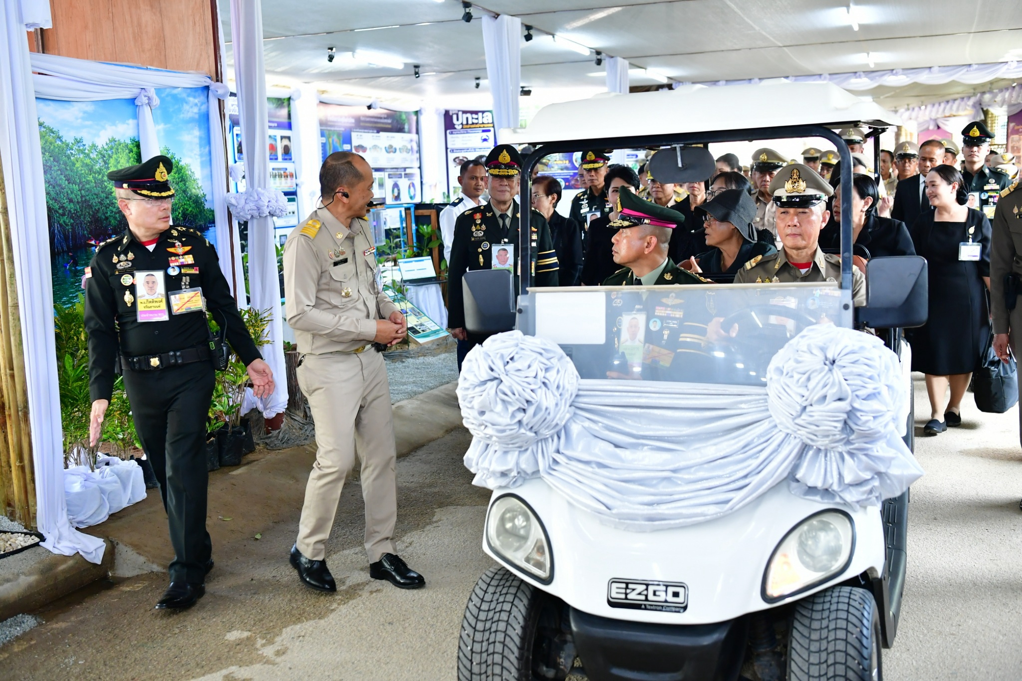 title - เลขาธิการ ส.ป.ก. พร้อมคณะ ร่วมเฝ้าฯ รับเสด็จ สมเด็จพระกนิษฐาธิราชเจ้า กรมสมเด็จพระเทพรัตนราชสุดาฯ สยามบรมราชกุมารี เป็นองค์ประธานเปิดงานวันลองกอง ของดีเมืองนรา ครั้งที่ 49 ปี 2569 และทอดพระเนตรนิทรรศการภายในงานเยี่ยมชมบูธนิทรรศการ ของ ส.ป.ก.นราธิวาส ภายในงานวันลองกอง ของดีเมืองนรา ครั้งที่ 49 ปี 2569